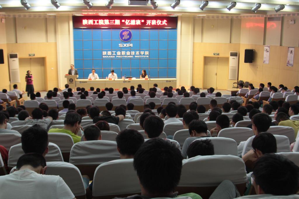 新蒲京官网与亿滋中国(原卡夫中国)联合开设的第三届“亿滋订单班”开班仪式在学术会堂举行