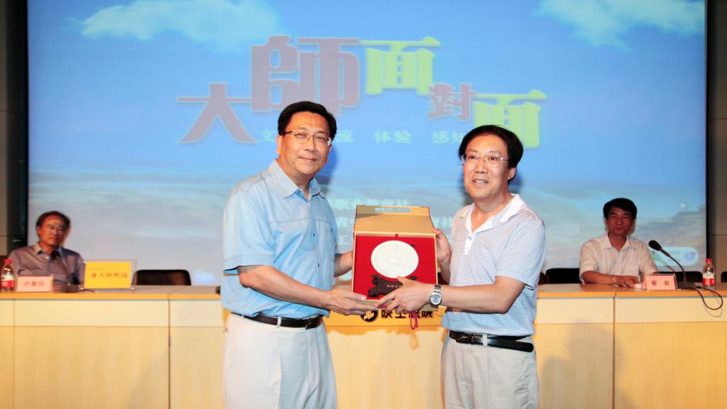 研习营团长郑又平和新蒲京官网党委副书记王天哲代表双方互赠纪念品