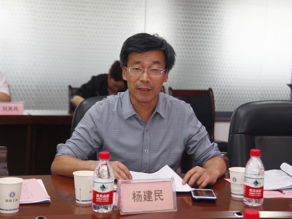 科研处处长杨建民汇报新蒲京官网科技创新工作