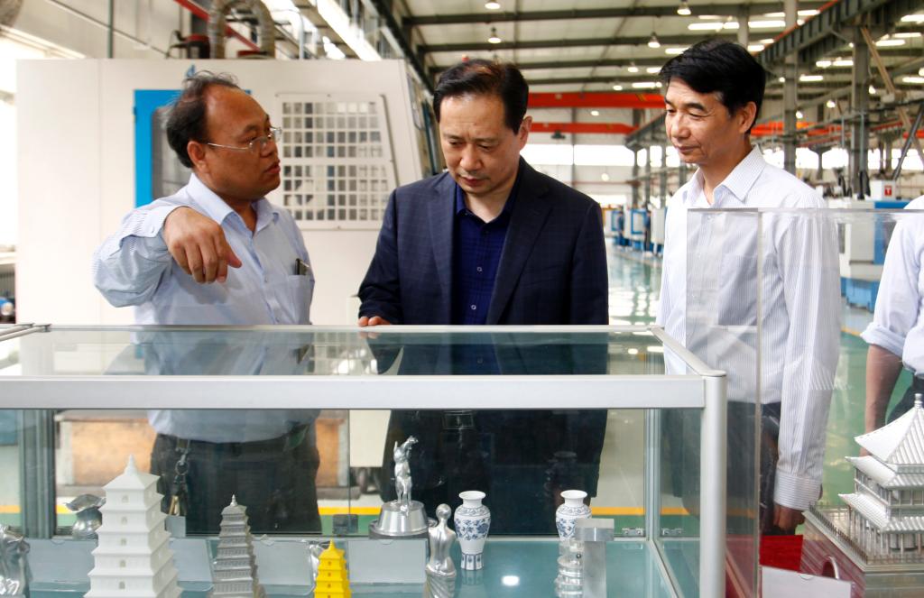 王秉琦副部长查看新蒲京官网学生技能作品