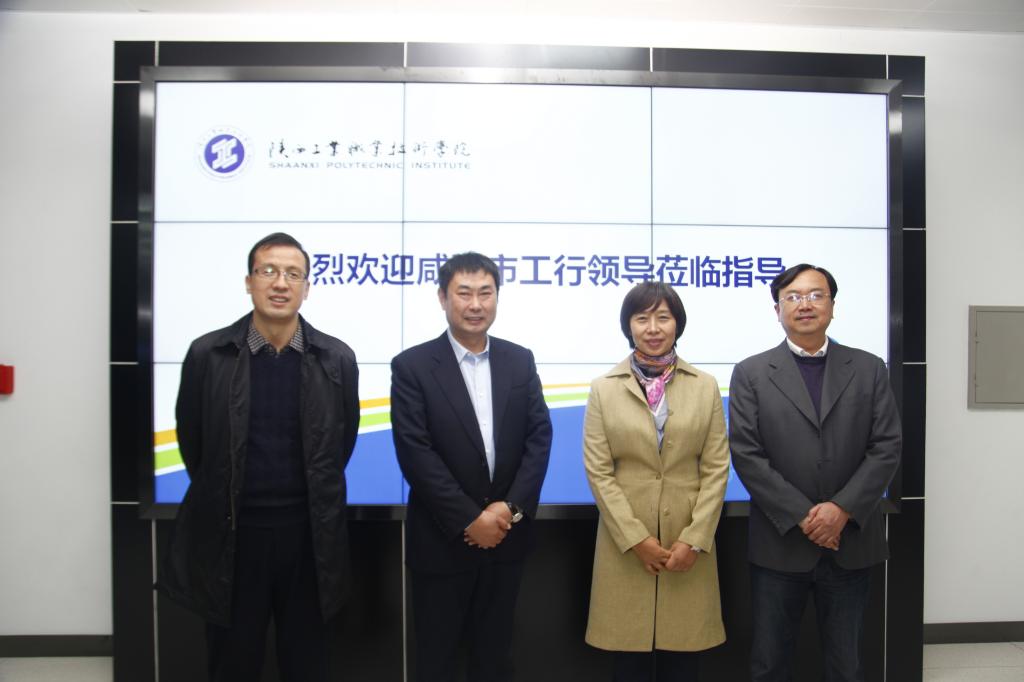 学院领导与王育新行长一行在新蒲京官网网络中心机房合影