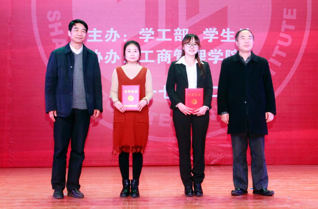 省委高教工委学工部部长田民正、新蒲京官网党委书记崔岩为一等奖获奖选手颁奖
