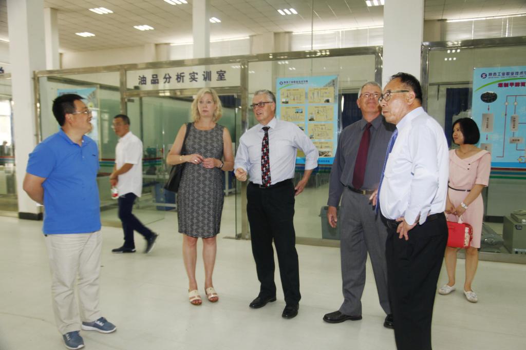 来宾一行参观新蒲京官网实训基地
