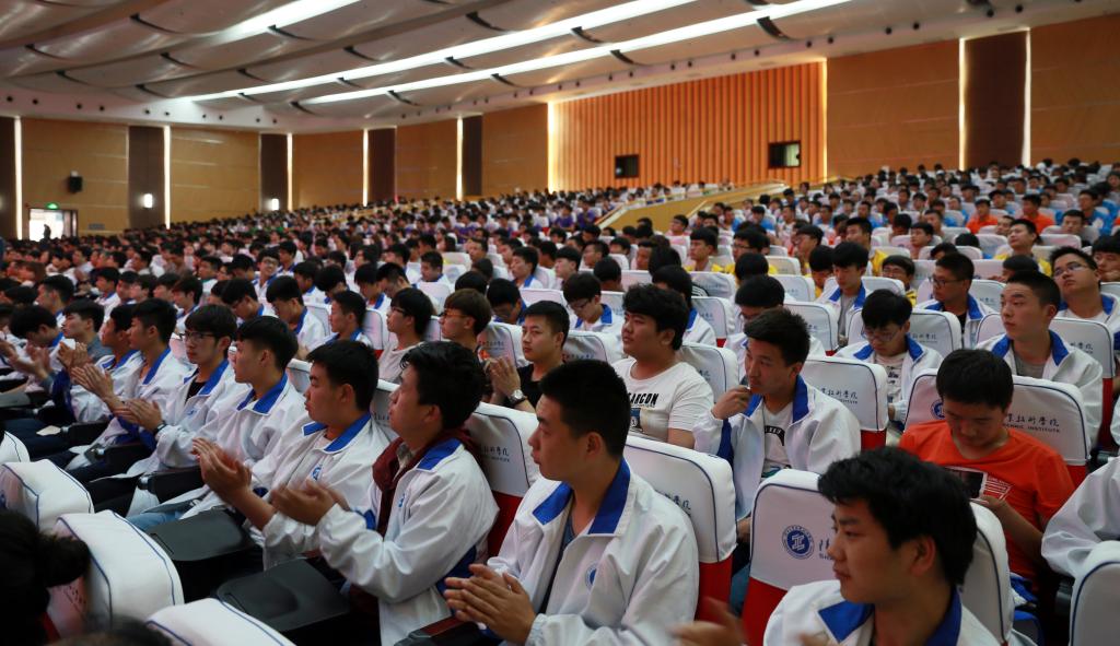 新蒲京官网师生代表1100余人参加大会