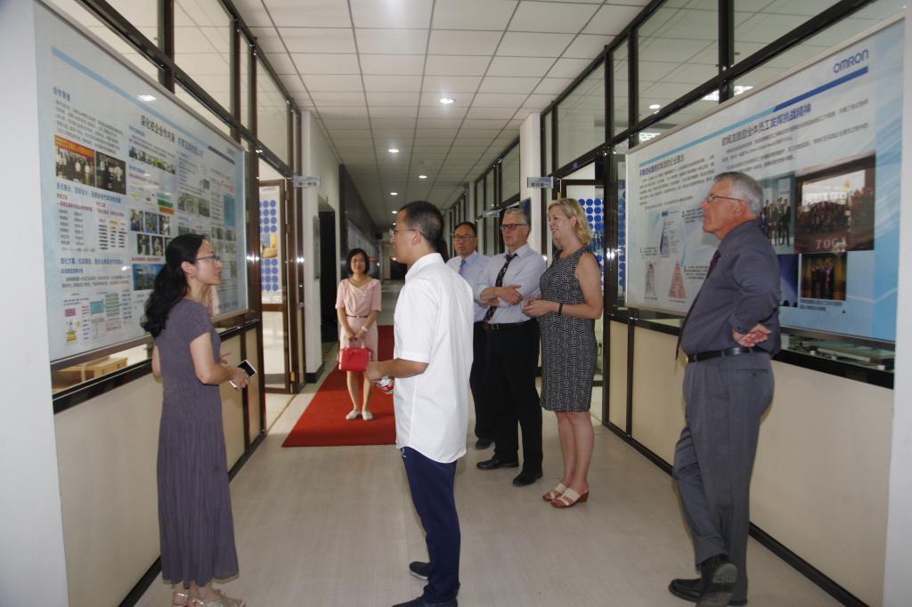 来宾一行参观新蒲京官网实训基地