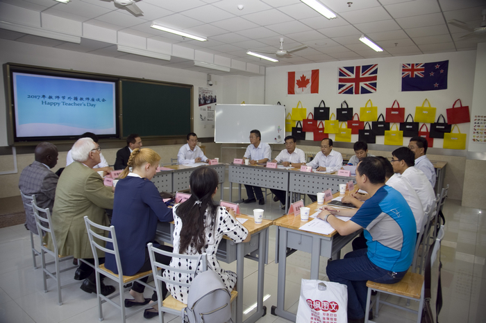新蒲京官网召开外籍教师座谈会