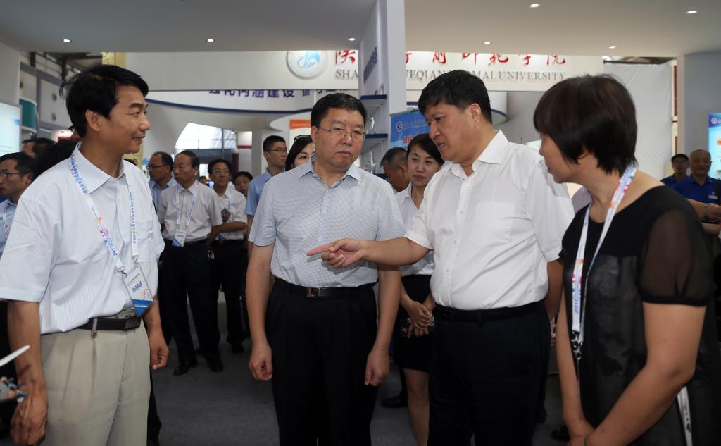 省委副书记毛万春听取省教育厅新蒲京官网介绍