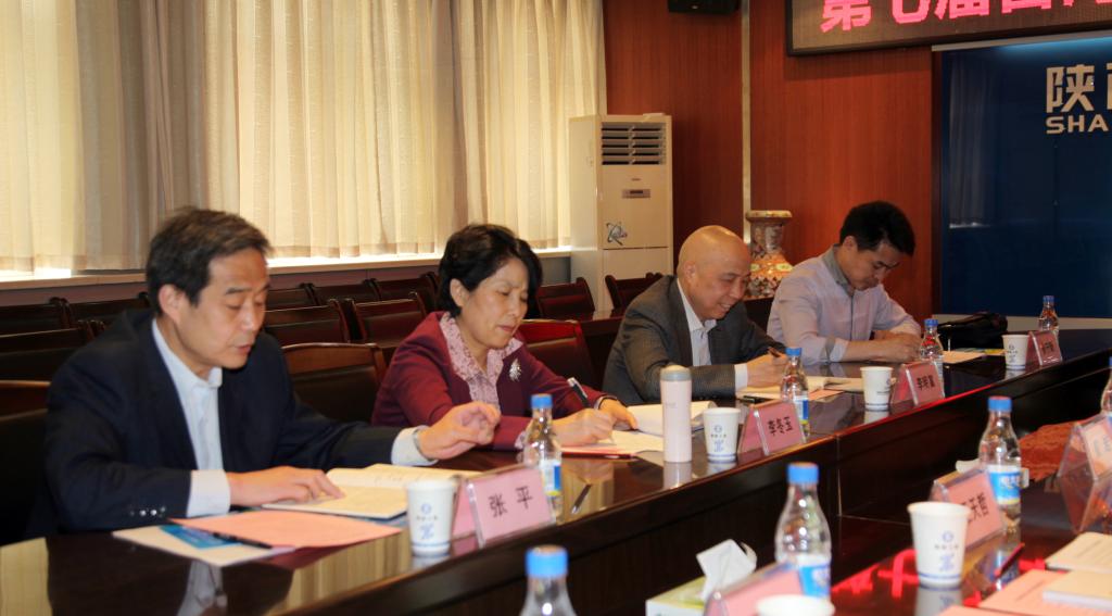 现场协调新蒲京官网协办的“第七届台湾大学生研习营”的有关事宜