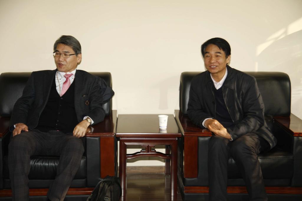 新蒲京官网党委书记崔岩与来宾亲切交谈