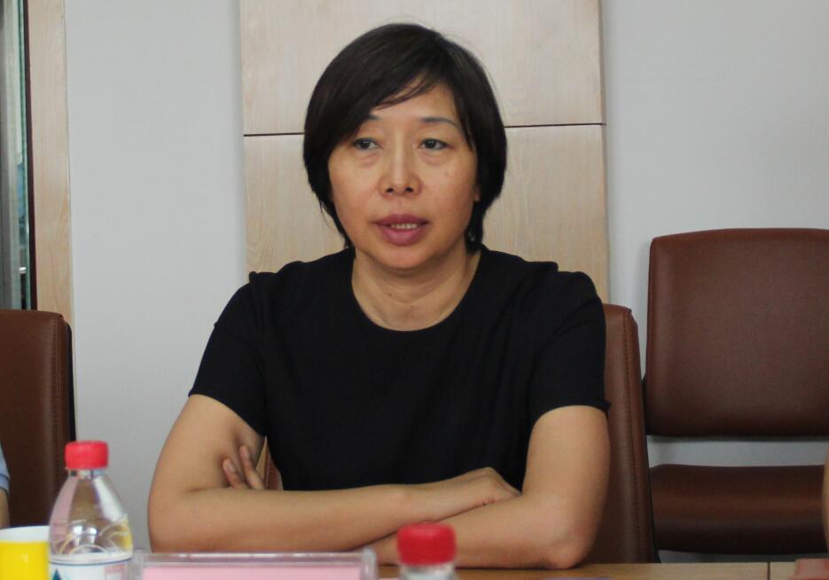 张晓云院长介绍新蒲京官网社会培训与服务情况