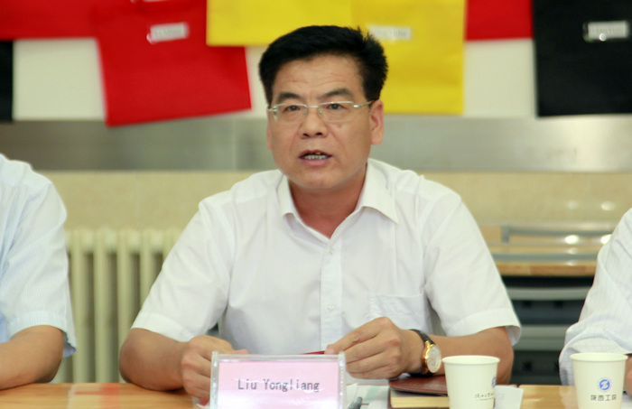 党委副书记、副院长刘永亮与新蒲京官网外籍教师共庆佳节