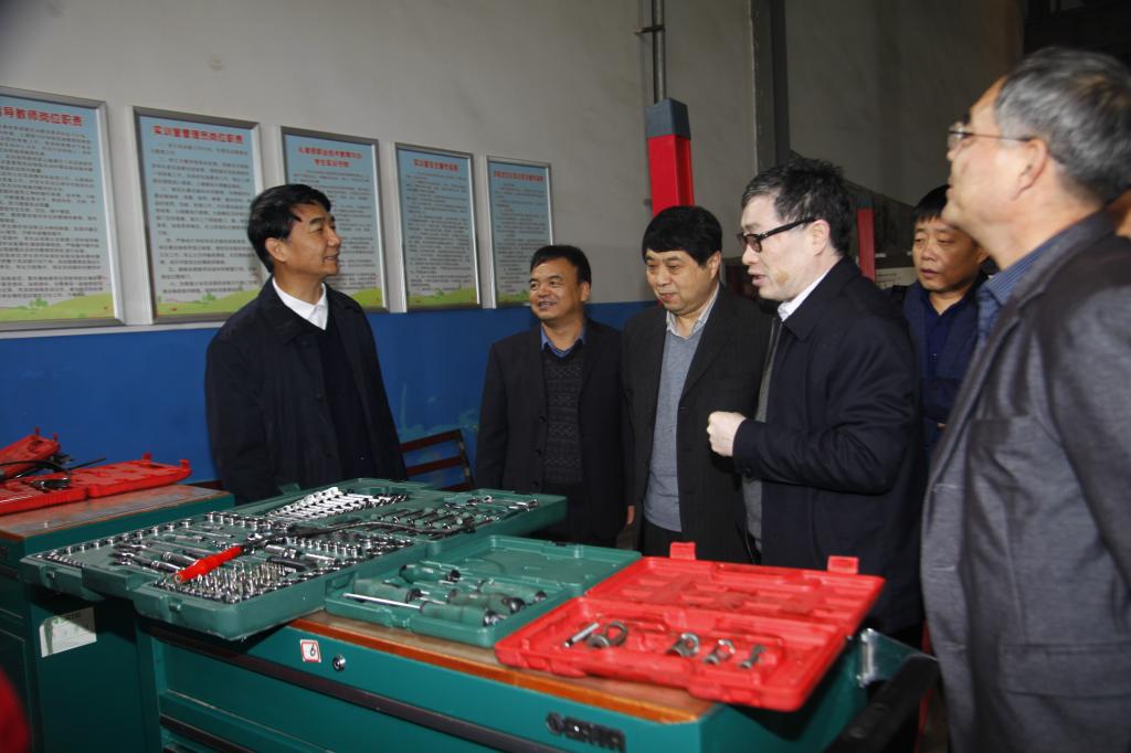 新蒲京官网扶贫工作组一行实地考察礼泉县职教中心试验场所