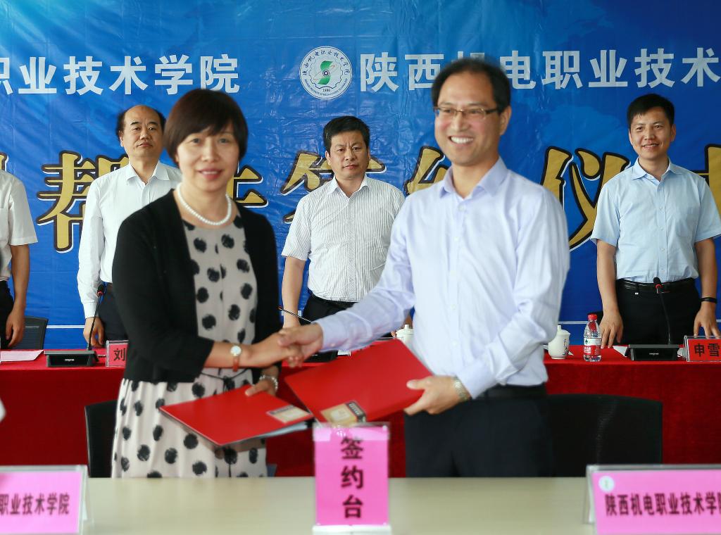 新蒲京官网院长张晓云与伊逊智签定两校结对帮扶协议