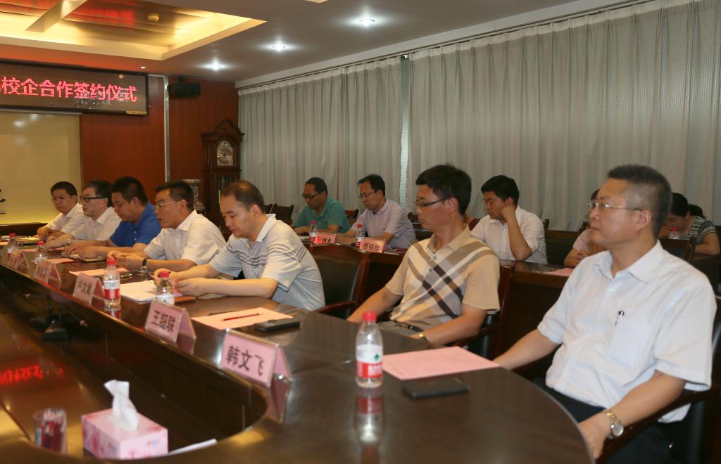 新蒲京官网党委副书记、副院长刘永亮,校企合作处、教务处、学生处、物流管理学院、工商管理学院、信息工程学院、土木工程学院、化工与纺织服装学院负责同志参加仪式