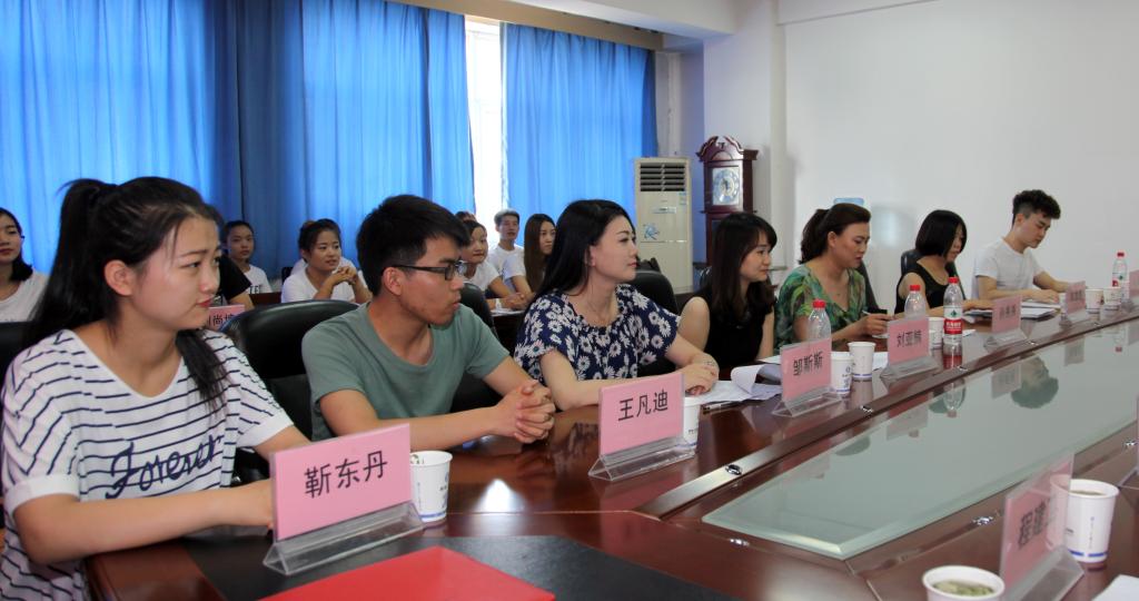 公司陕西人事行政主管刘亚楠、思莱德大区域行政主管孙秀秀、城市培训主管邹斯斯、城市行政助理陈鑫鑫和在公司工作的新蒲京官网校友参加仪式