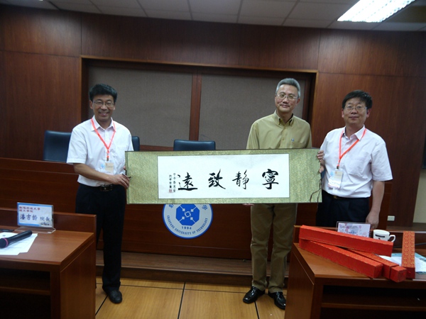 向朝阳科技大学赠送新蒲京官网学生手工艺品