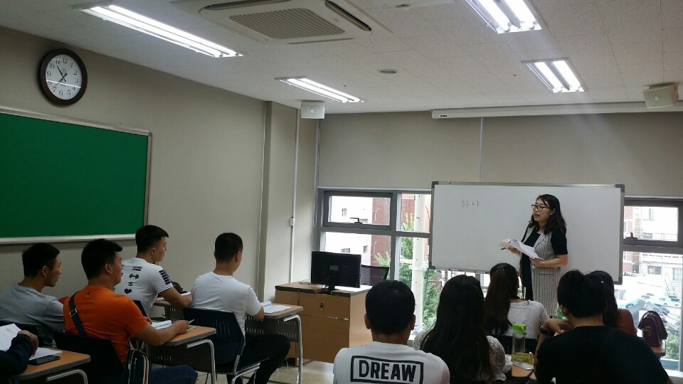 新蒲京官网学生接受韩语培训