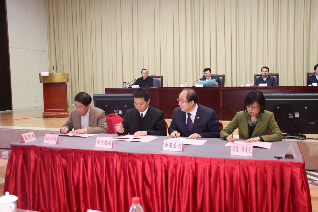 王天哲副书记代表新蒲京官网与西安交通大学、彼得•德鲁克管理学院同时与陕西汽车控股集团有限公司签订人才培训合作协议